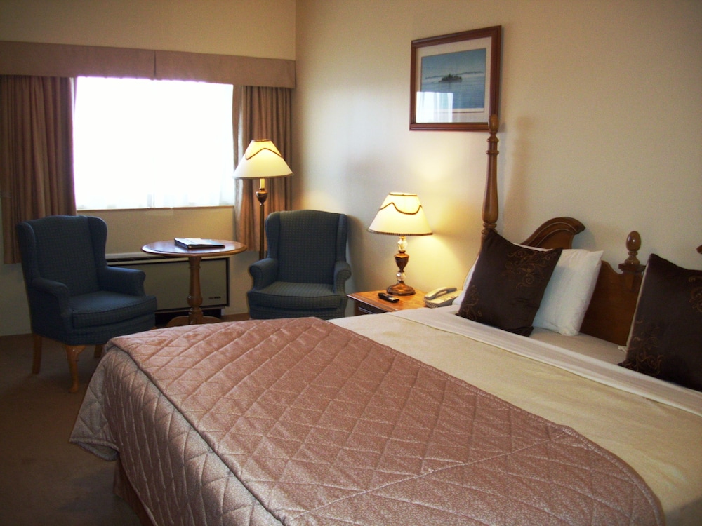 Panoramic Room, 1 King Bed, Balcony, St. Lawrence River View photo 1