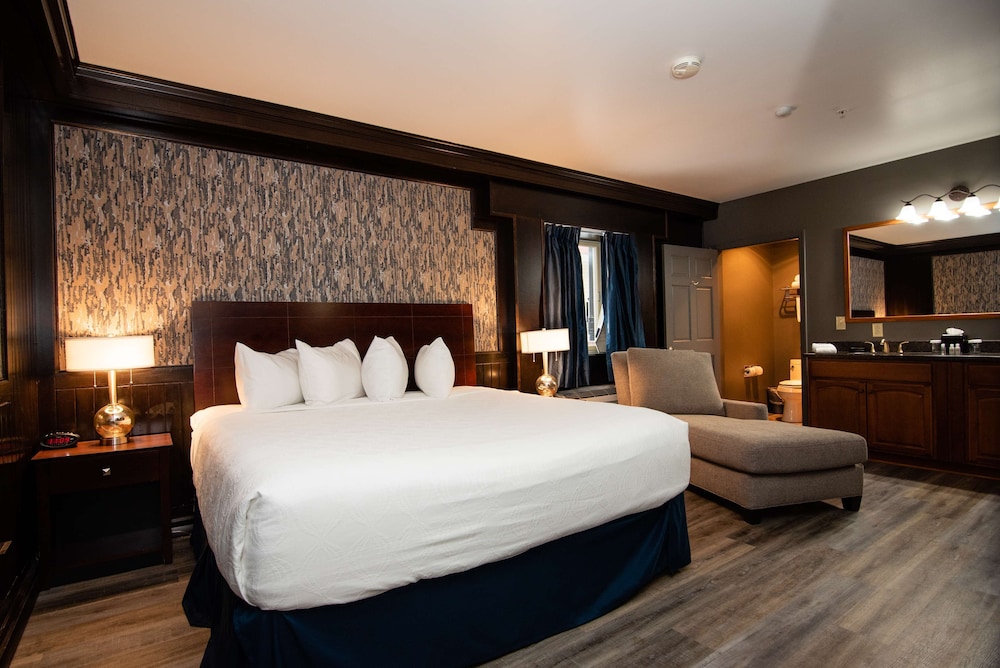Suite, 1 King Bed, Non Smoking, Kitchenette - Photo 1