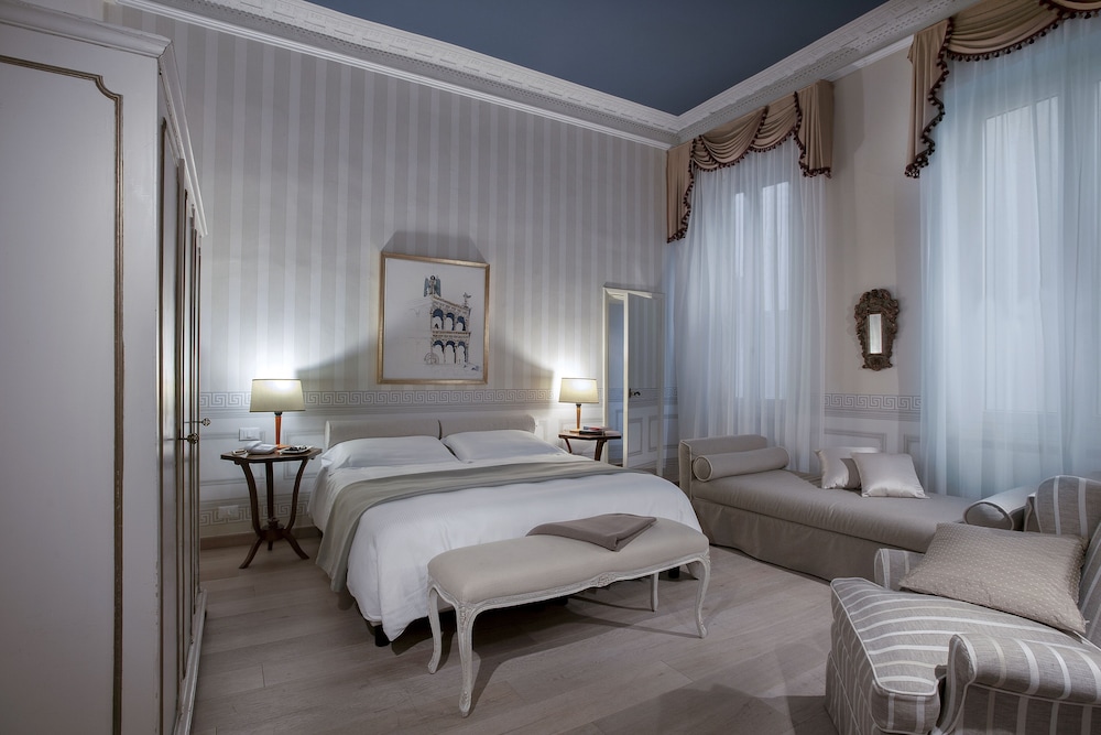 Classic Triple Room, 1 Double Bed with Sofa bed, Courtyard View - Photo 2