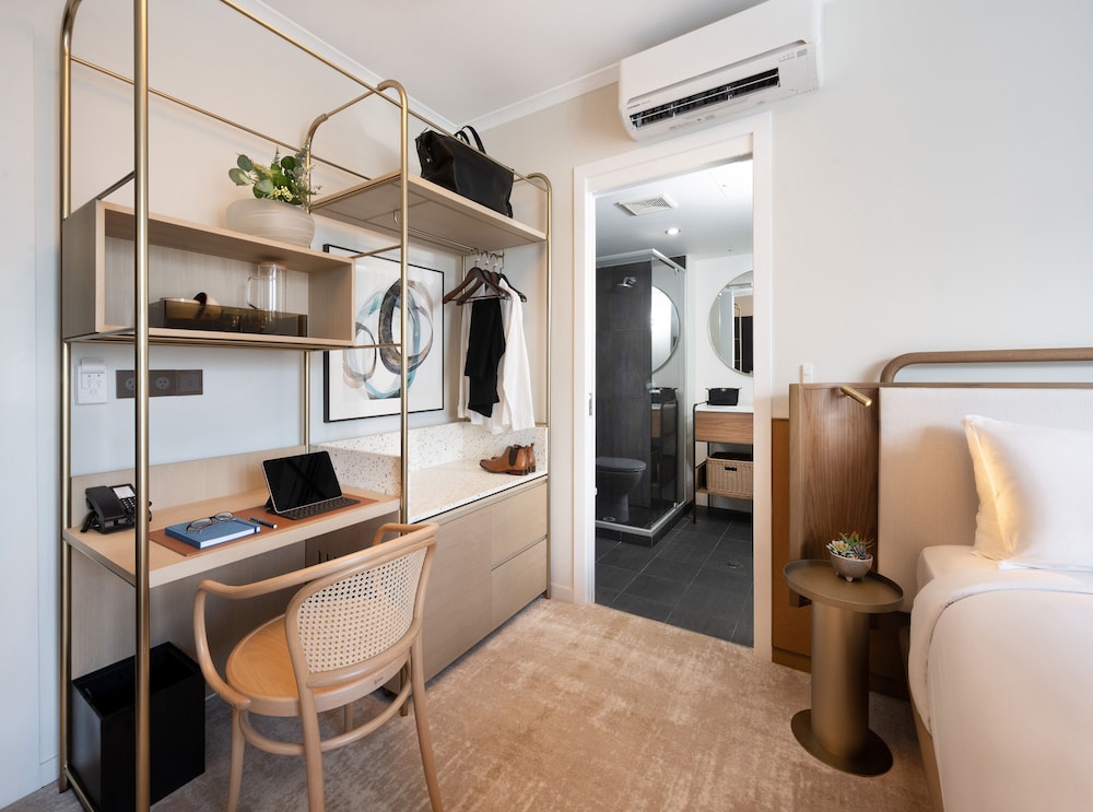 Hotel Deluxe Room - Photo 10