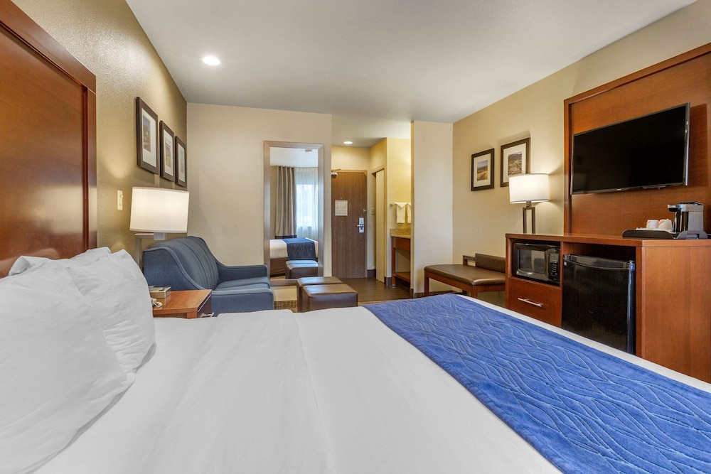 Standard Room, 1 King Bed, Non Smoking - Photo 3