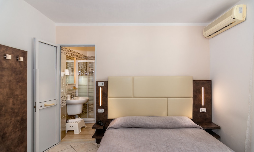 Double Room (Small) photo 2