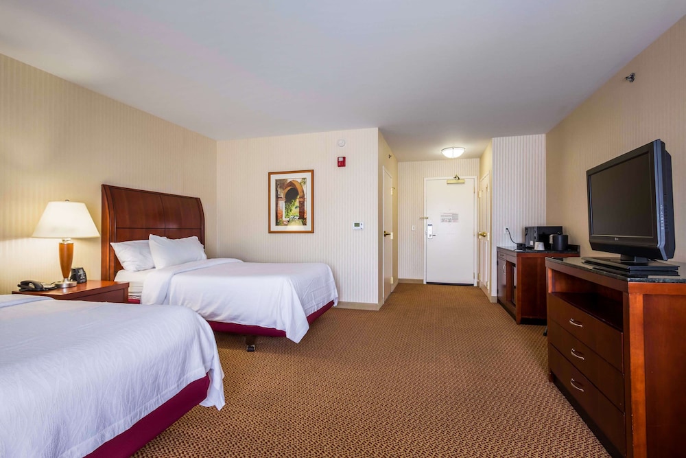 Room, 2 Queen Beds, Accessible, Bathtub photo 2