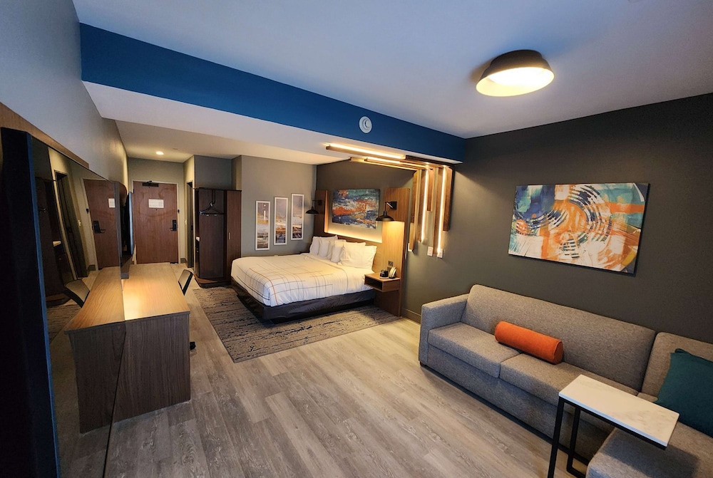 Suite, 1 King Bed, Non Smoking - Photo 1