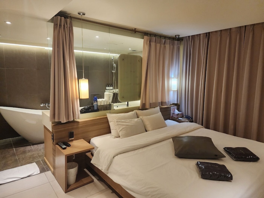 Suite - Photo 3
