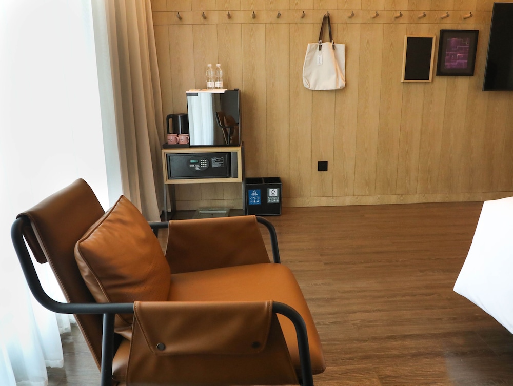 Standard Room, 2 Twin Beds, City View - Photo 5