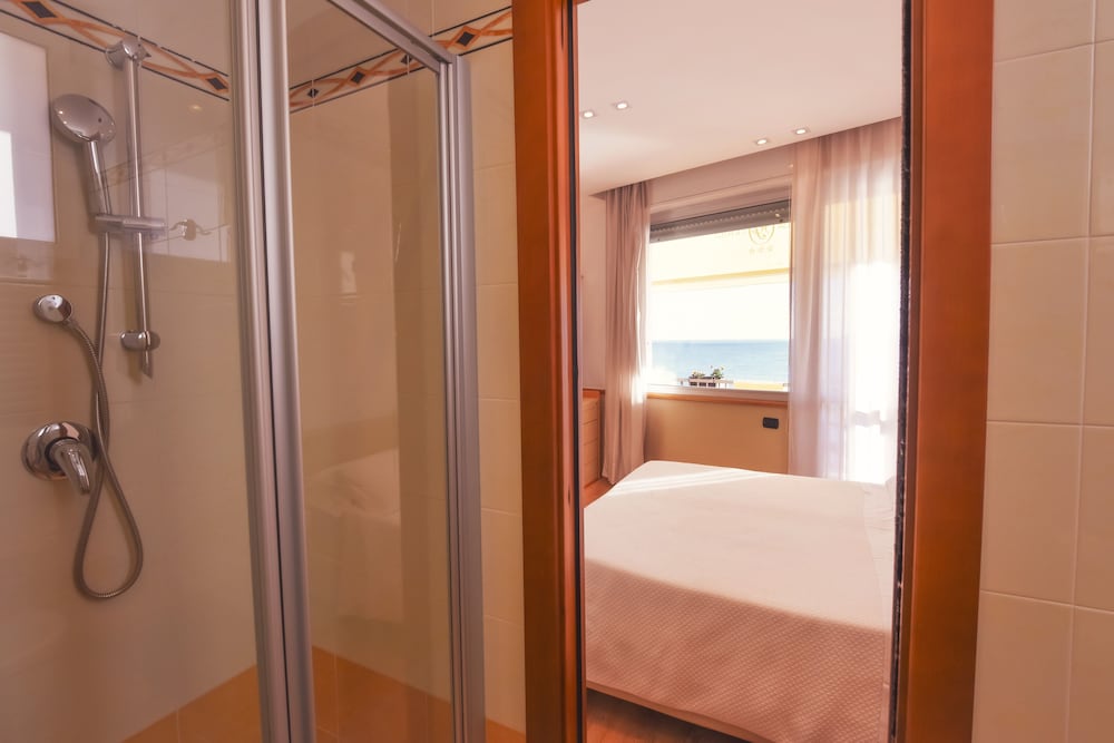 Standard Double Room, 1 King Bed photo 3