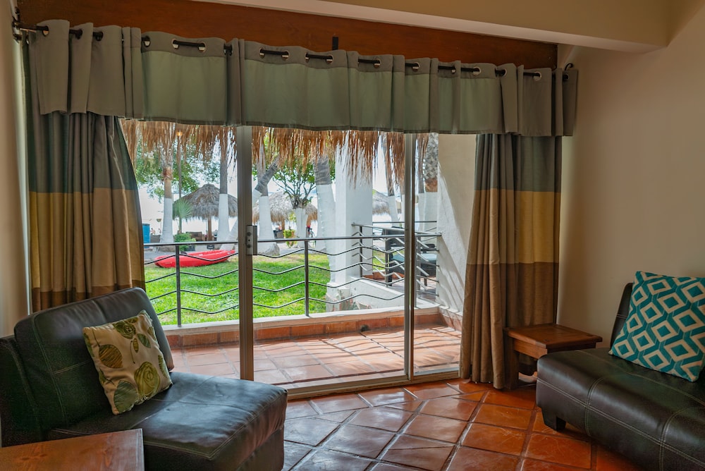Superior Studio Suite, Partial Ocean View photo 3