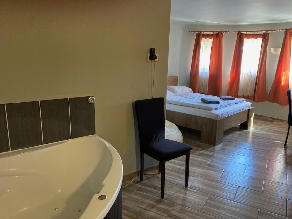 Classic Room, 1 Bedroom, 1 Queen Bed and 1 Twin Bed, photo 3