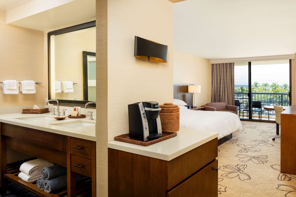 Makai Room, 1 King Bed, Ocean Front View thumbnail 6