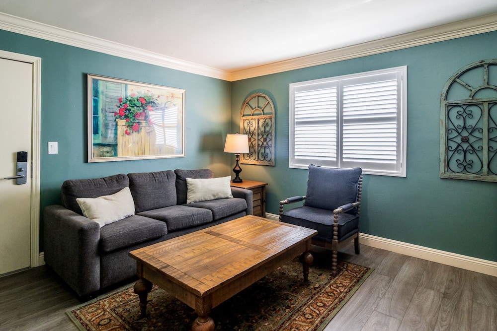 Two Queen Bed Suite - Photo 4