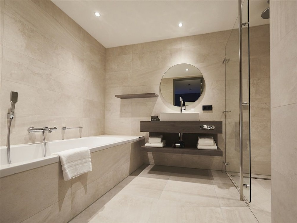 Comfort Room, Bathtub photo 2