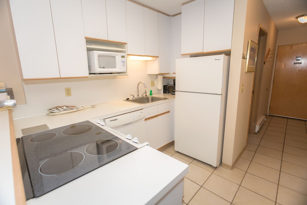 Signature Room, 1 King Bed with Sofa bed, Kitchen, Pool View (1 Bedroom Unit- Room 208-Pet Friendly) - Photo 7
