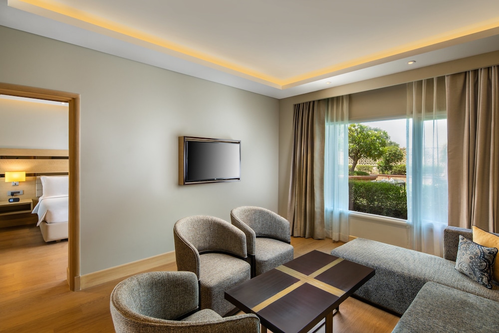 Suite, 1 King Bed - Photo 2