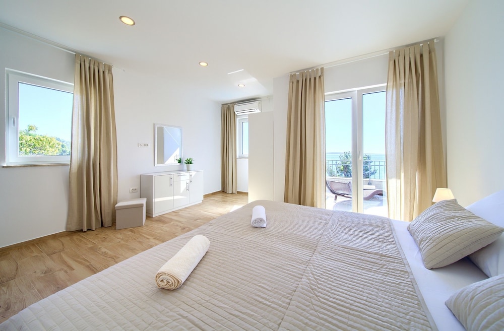 Villa photo 3