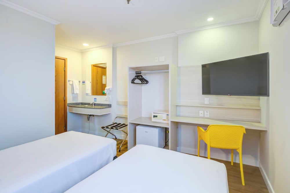 Standard Twin Room - Photo 6
