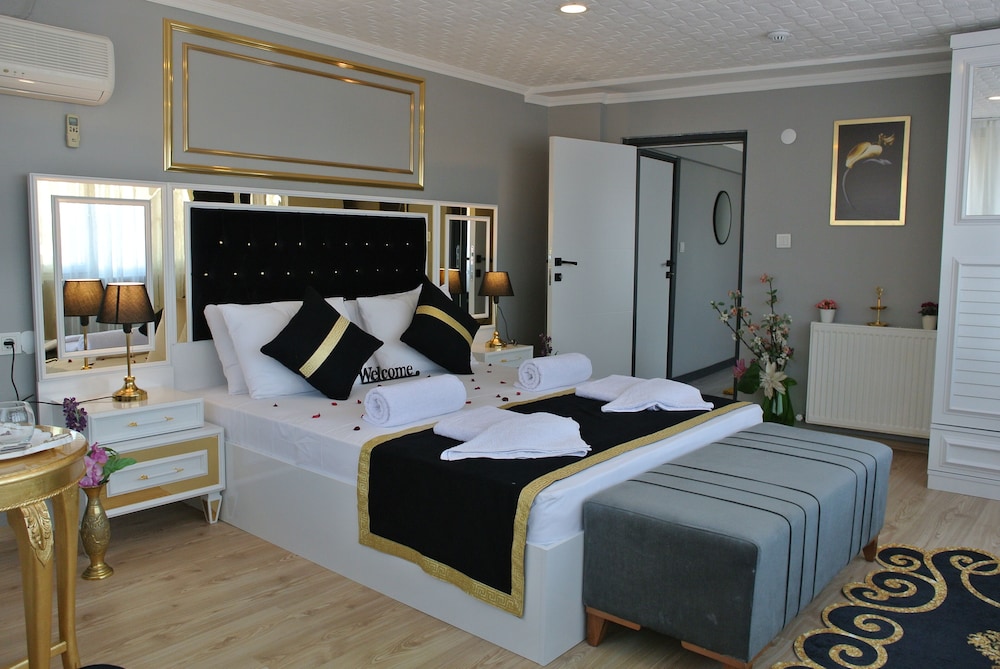 Junior Suite, 1 Bedroom, Refrigerator & Microwave, City View photo 2