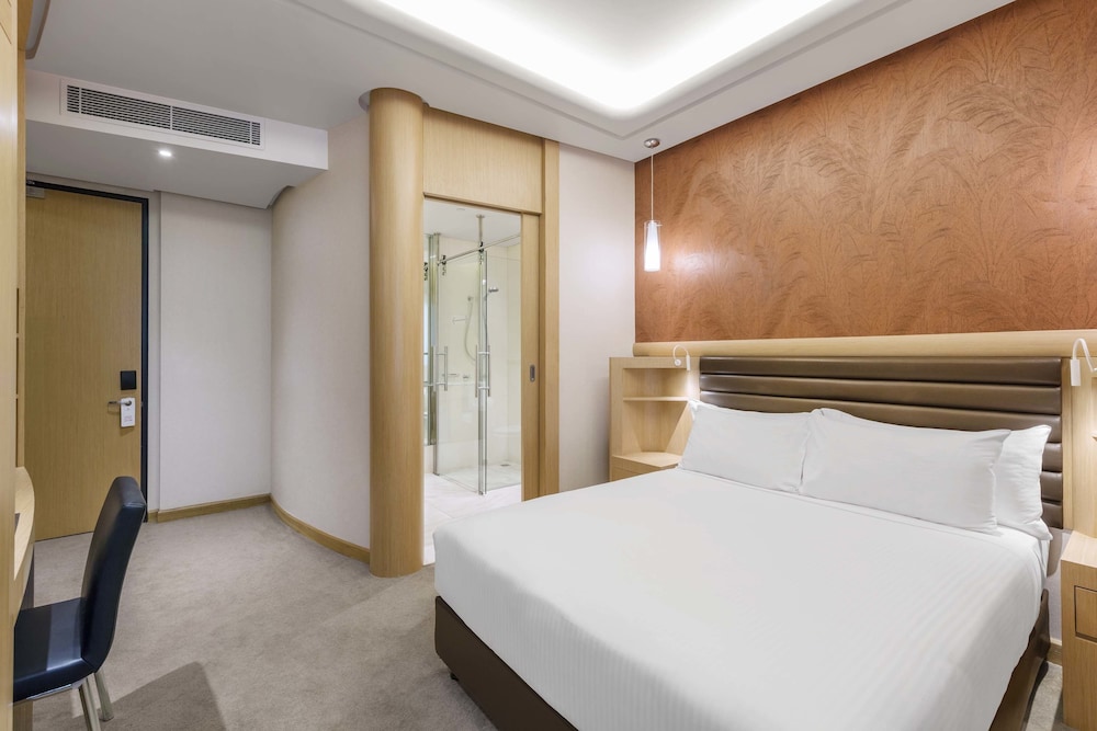 Room, 1 Queen Bed (Atrium) - Photo 10