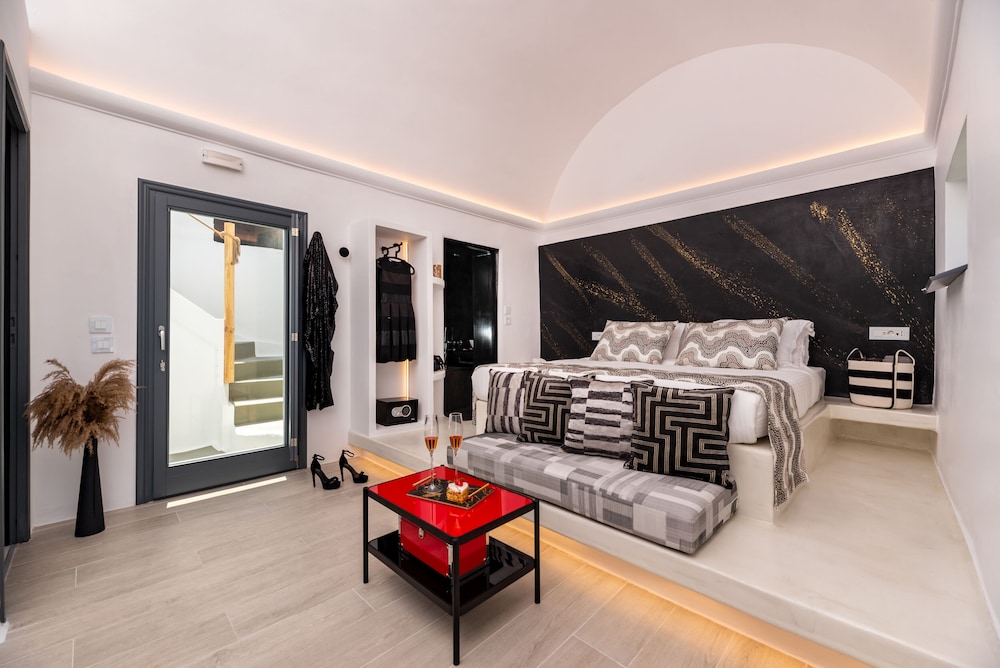 Sinner Suite with indoor Jacuzzi Bathtub