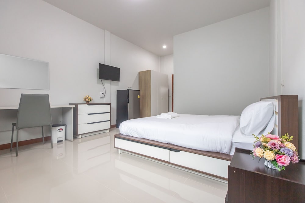 Single Room, 1 King Bed (Basic Room) photo 3