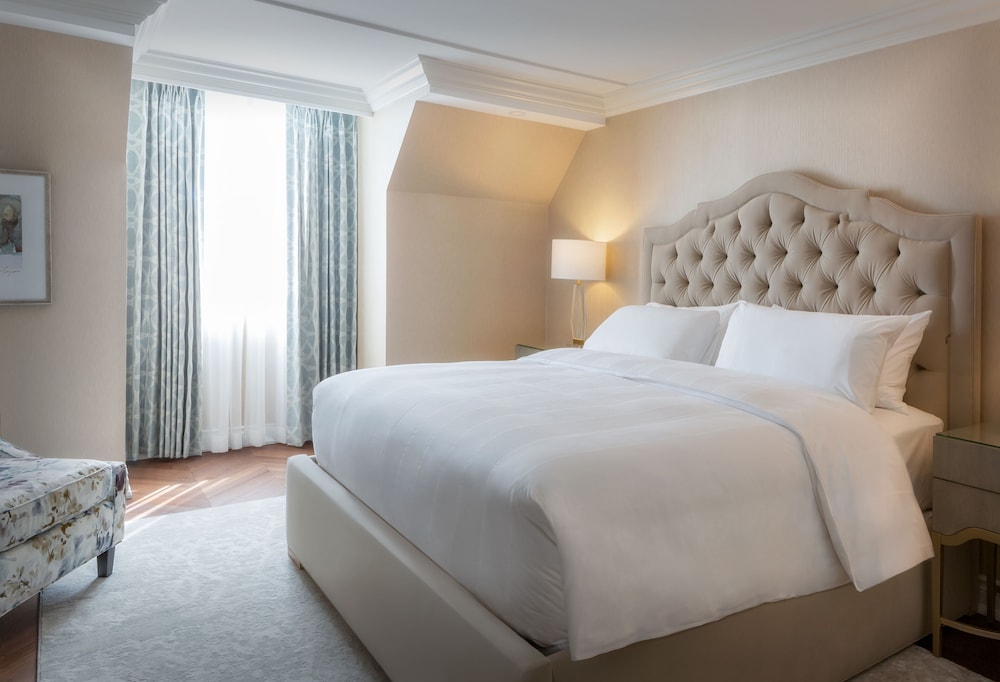 Signature Suite, 1 King Bed With Sofa Bed, Lake View photo 3