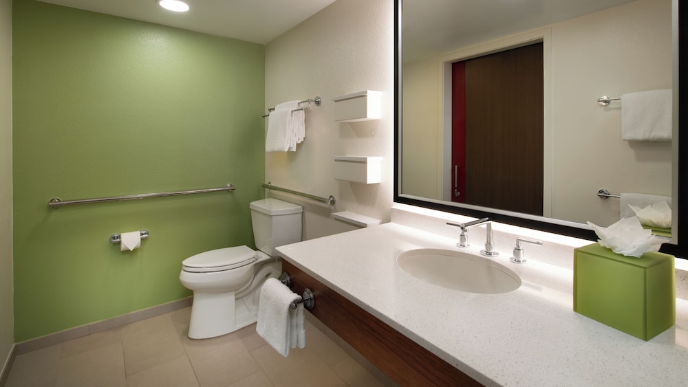 Preferred Room. Wheelchair accessible with roll-in shower and option for hearing accessibility. 1 ki photo 3