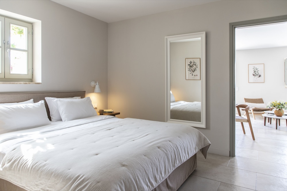 Suite, 1 Bedroom, Pool Access, Sea View photo 1