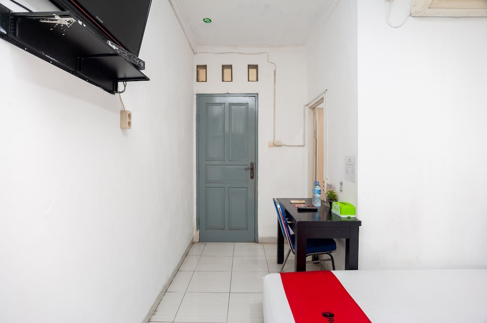 Standard Twin Room (RedDoorz) photo 3