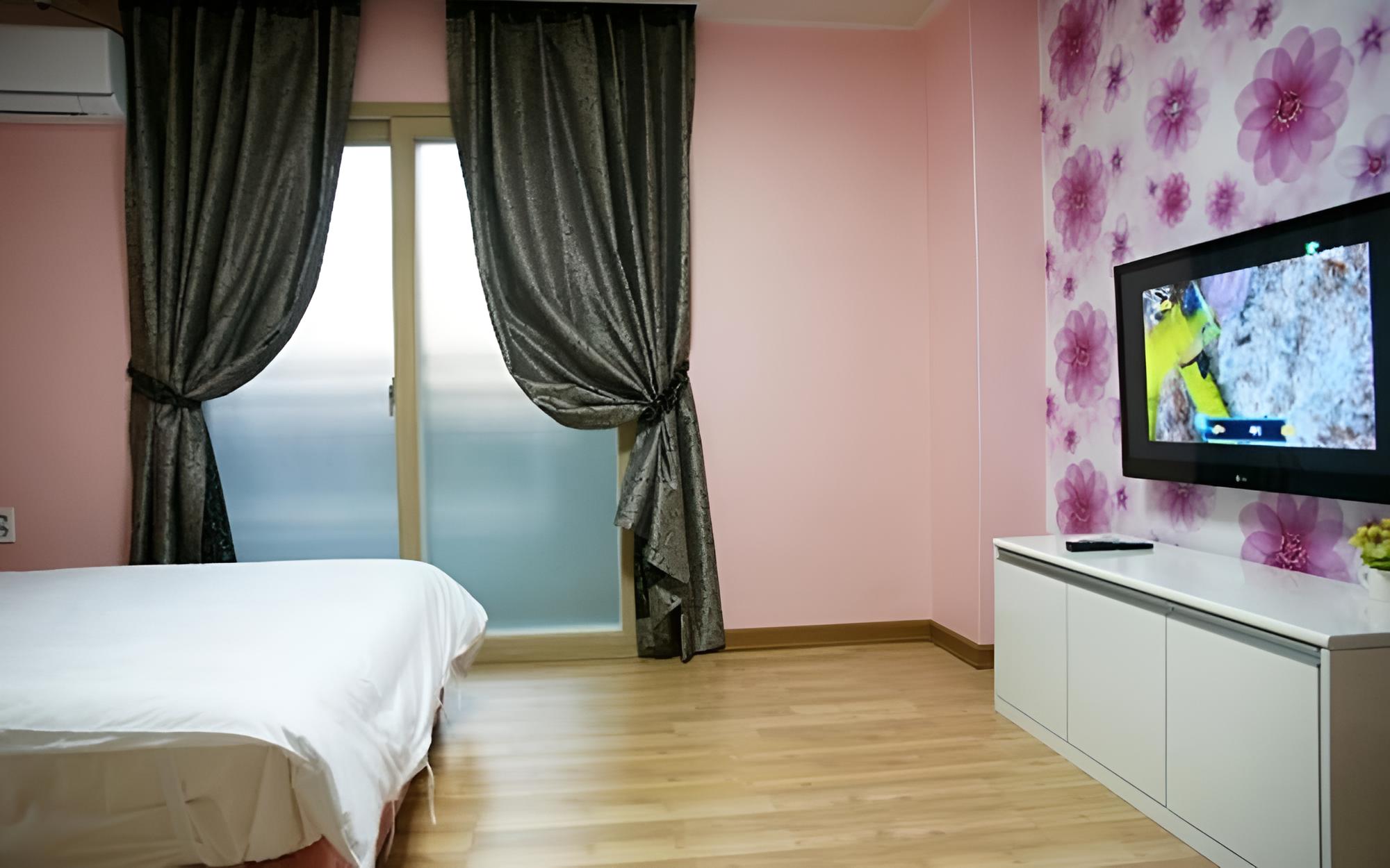 Room (26m Motel - Room 209) - Photo 3
