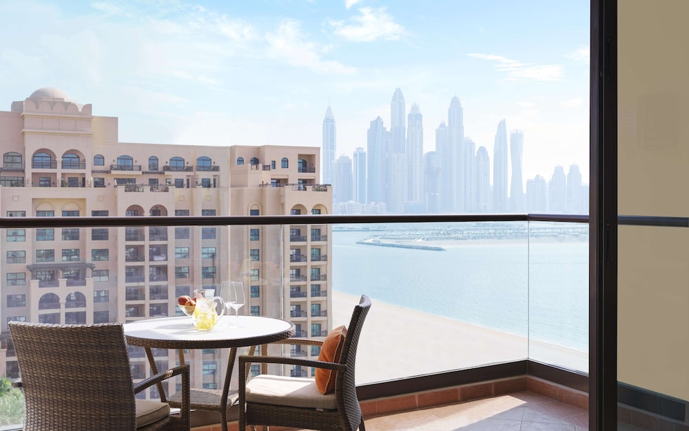 Signature Suite, 1 King Bed, Jetted Tub, Sea View thumbnail 5