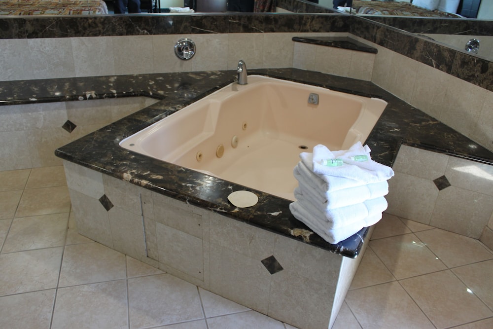Room, 1 King Bed, Smoking, Jetted Tub photo 3