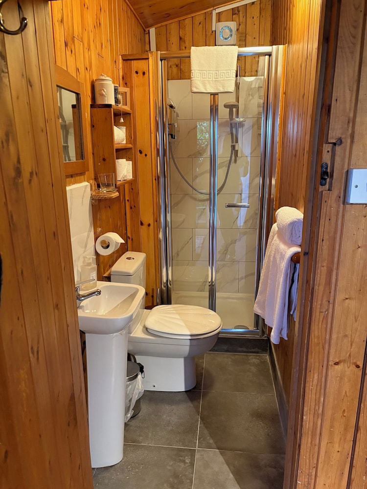 Traditional Cabin, Private Bathroom, Garden View (Tiny Rustic) thumbnail 5