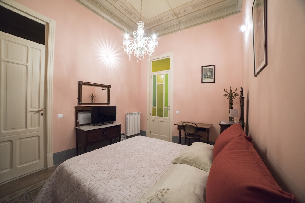 Exclusive Double Room, Shared Bathroom photo 1