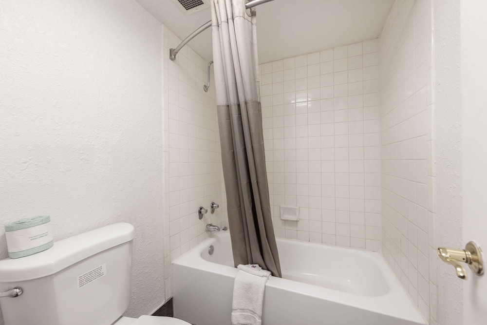Standard Room, 2 Double Beds, Smoking - Photo 7