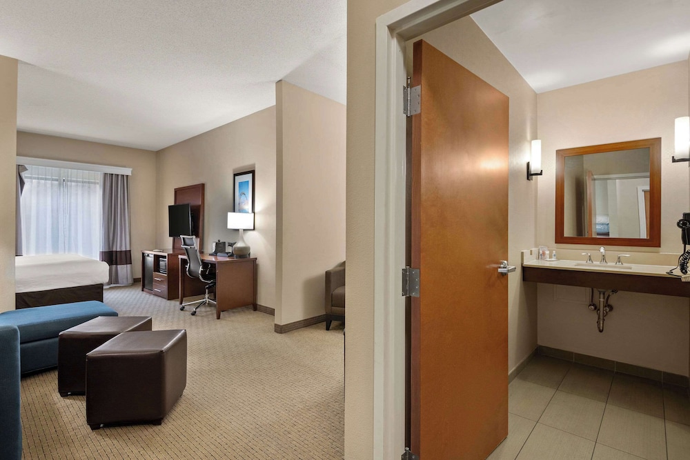 Suite, 1 King Bed with Sofa bed, Accessible, Non Smoking - Photo 1