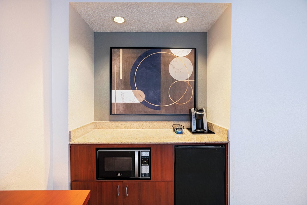 Suite, 1 Bedroom - Photo 2