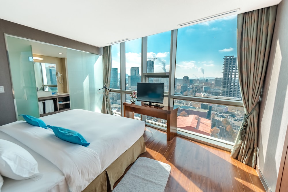 Signature Suite, 1 King Bed photo 1