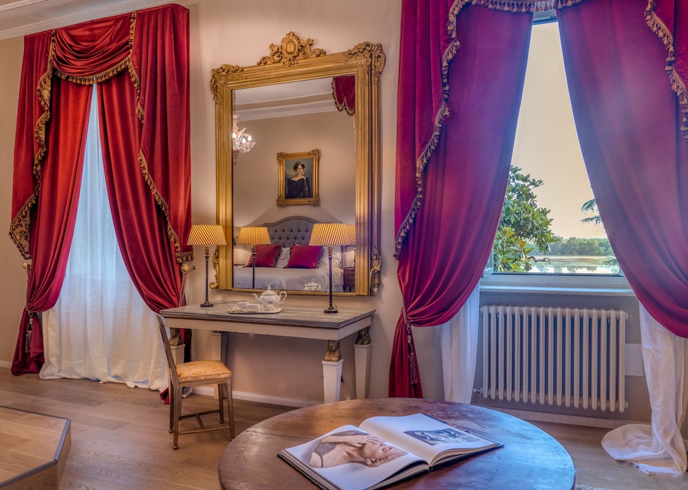 Deluxe Studio Suite, 1 King Bed, Balcony, Garden View photo 2