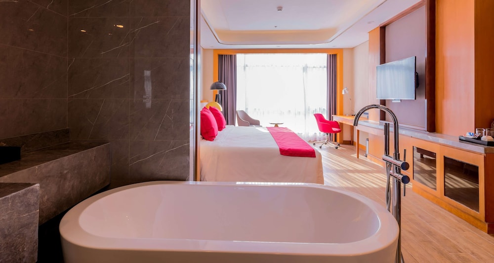 Executive Suite, 1 King Bed, Non Smoking, Bathtub (Living Room) - Photo 2