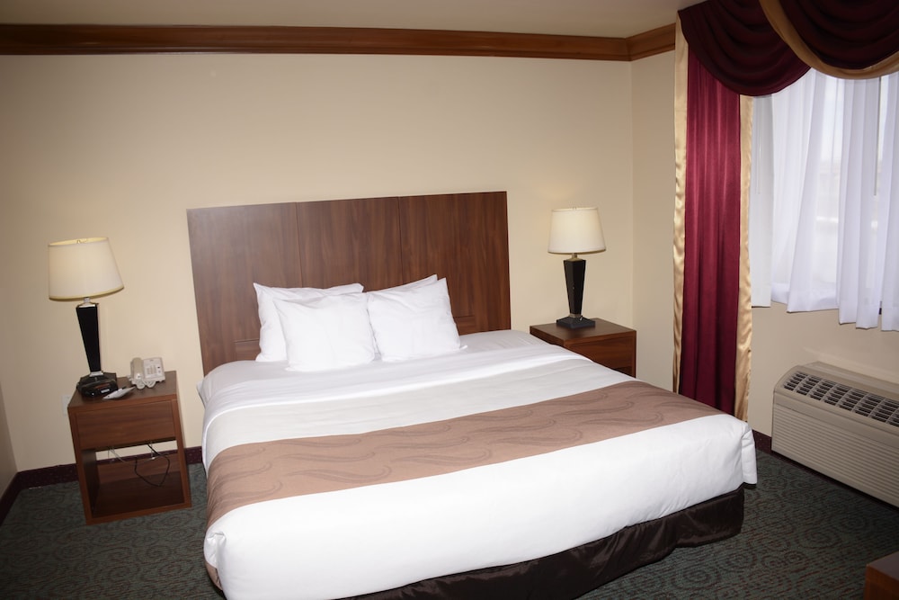 Suite, 1 King Bed with Sofa bed, Non Smoking, Jetted Tub photo 2