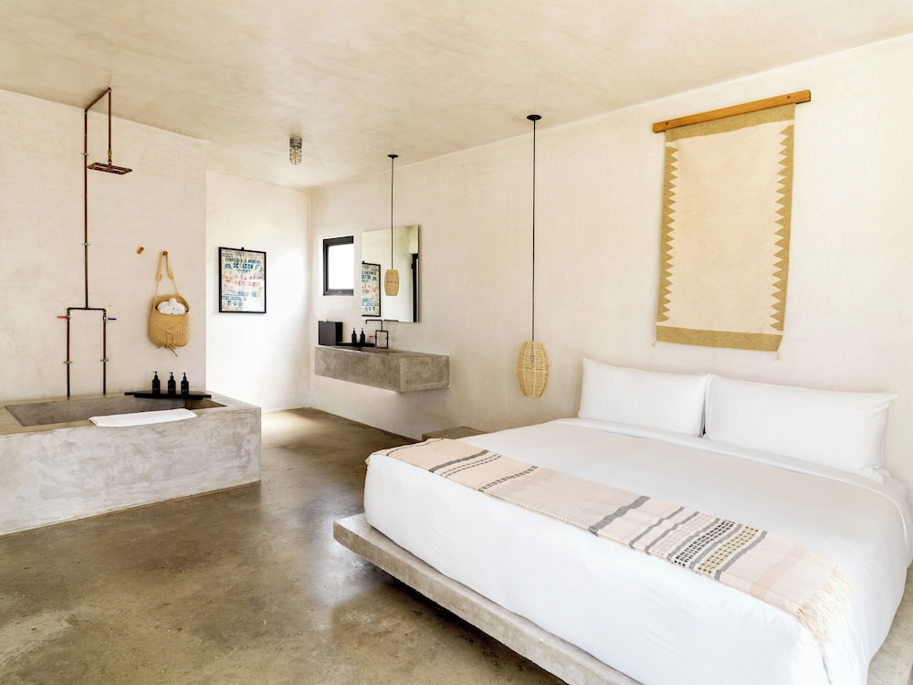Room, 1 King Bed (Paradise Cove) photo 3