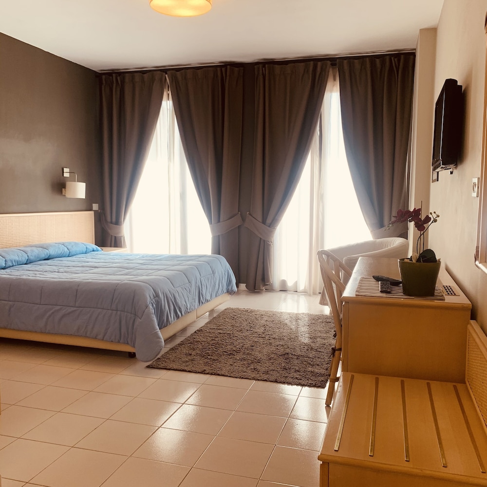 Deluxe Double Room, Private Bathroom, Poolside photo 3