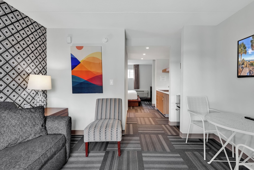 Standard Suite, 1 King Bed, Non-Smoking photo 2