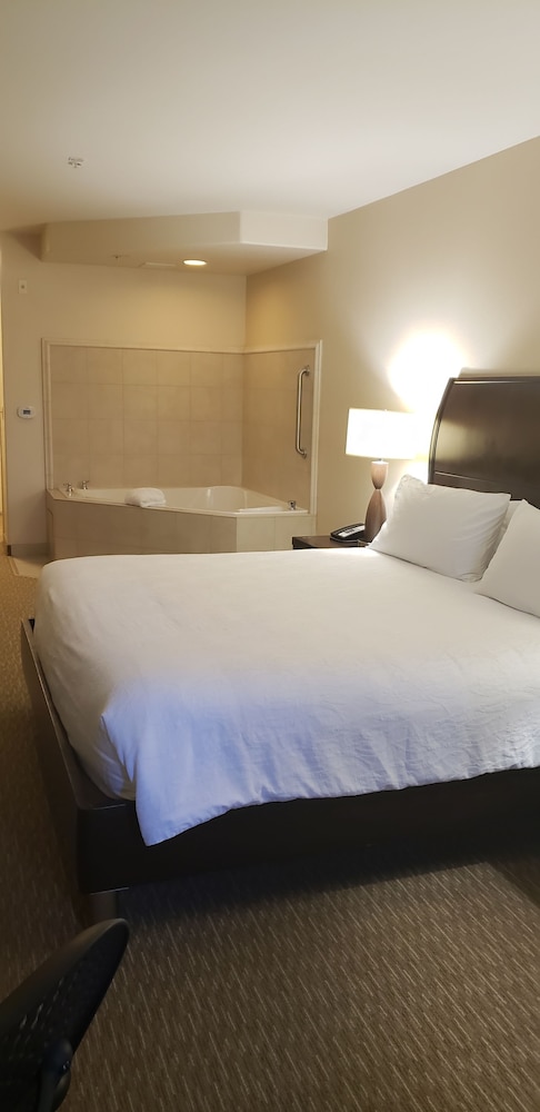 One king evolution whirlpool suite photo 2