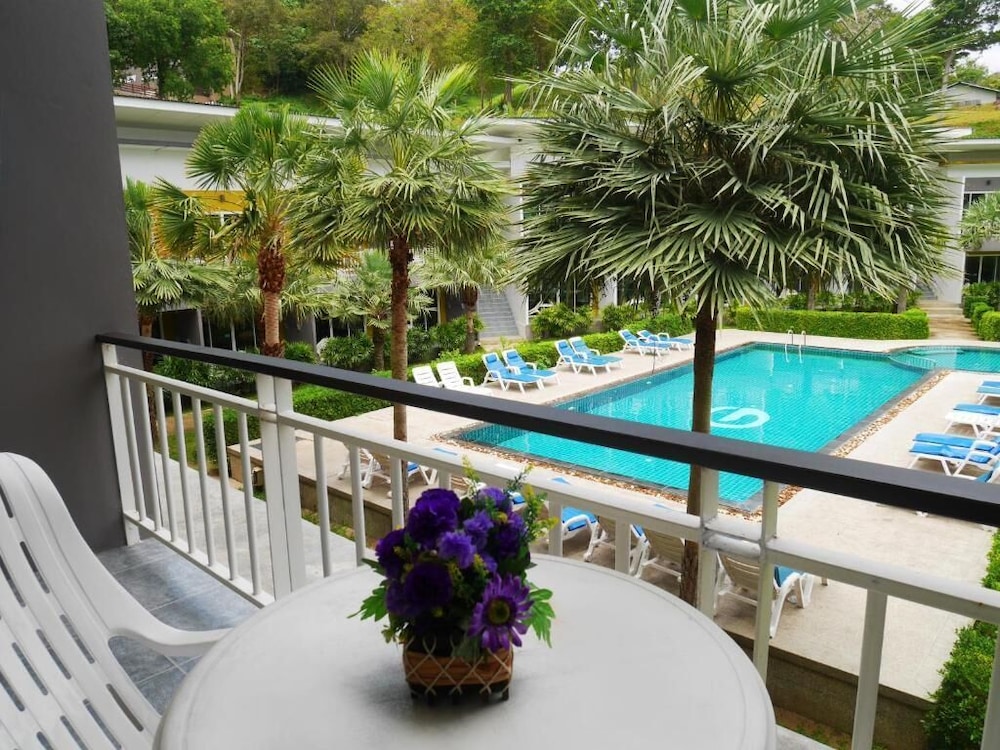 Superior Twin Room, Pool View photo 3