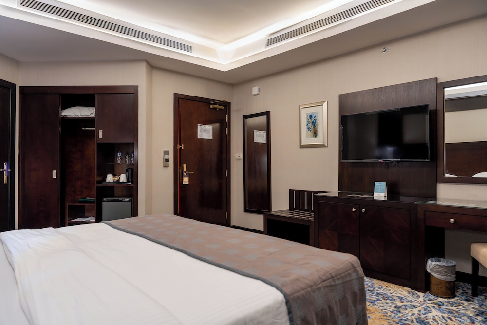 Superior Room, 1 King Bed photo 2
