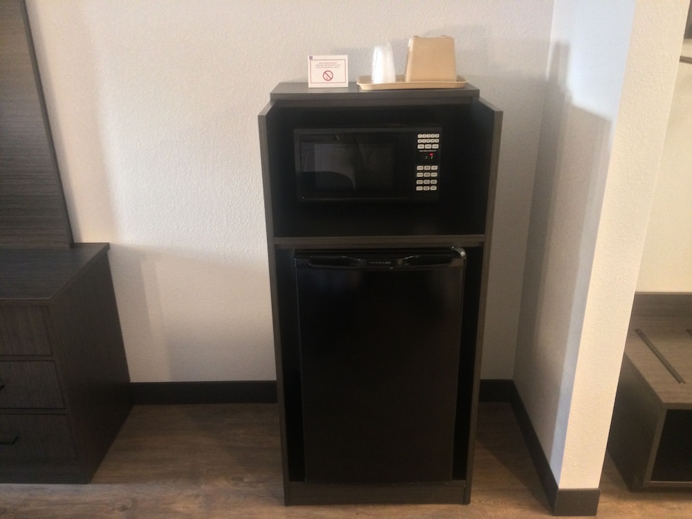 Deluxe Room, 1 Queen Bed, Non Smoking, Refrigerator & Microwave photo 2