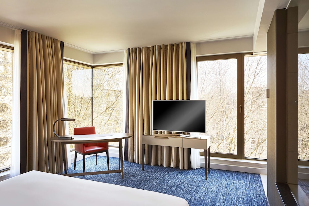 Deluxe King Bed - Club Access photo 2