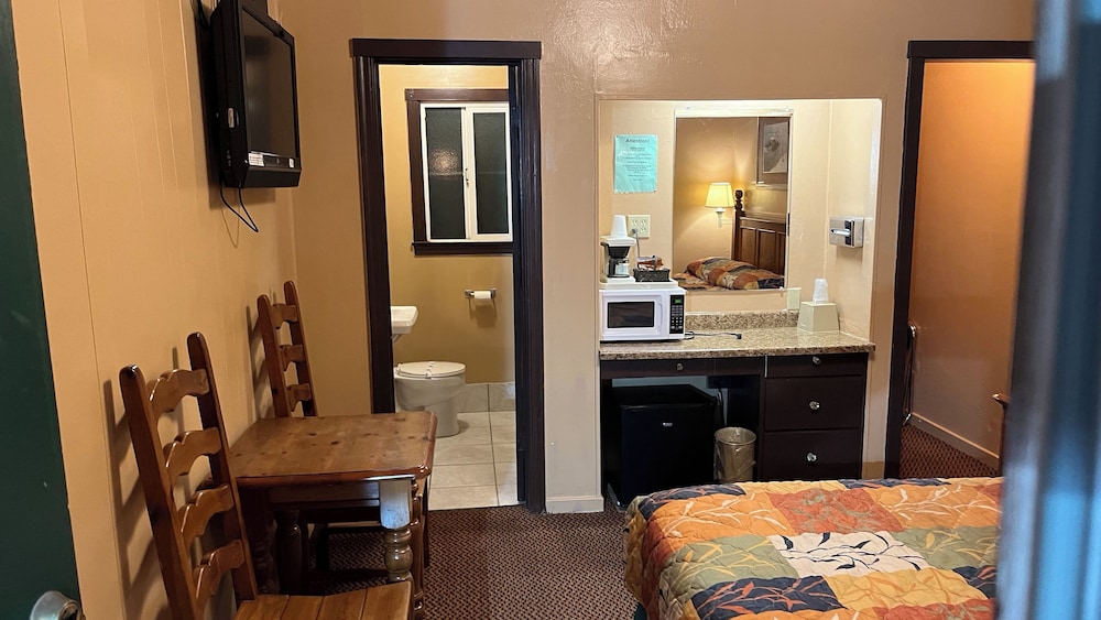 Standard Room, 1 King Bed photo 1