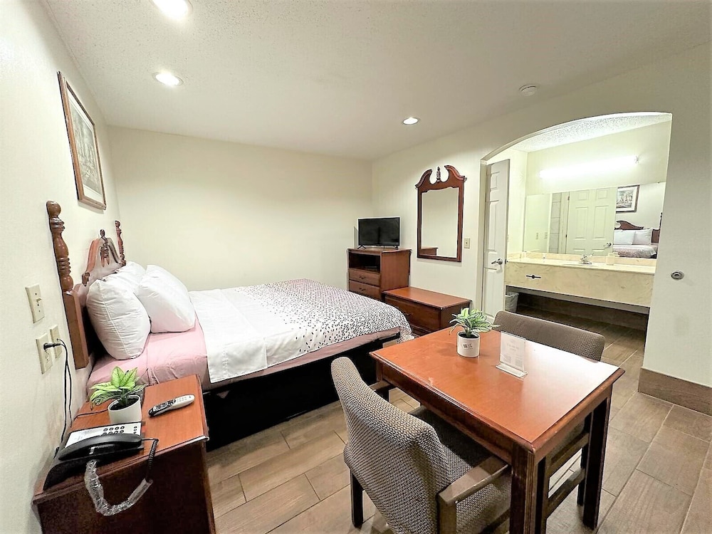 Standard Room, 1 King Bed, Smoking photo 1